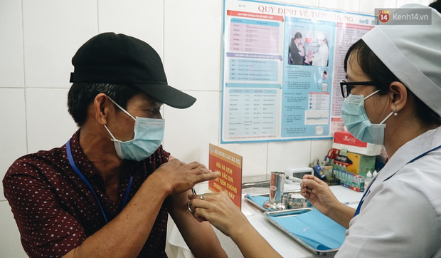 Cận cảnh những mũi tiêm vaccine Covid-19 của Việt Nam cho người dân Long An-6