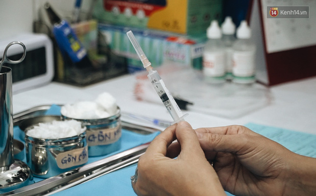 Cận cảnh những mũi tiêm vaccine Covid-19 của Việt Nam cho người dân Long An-7