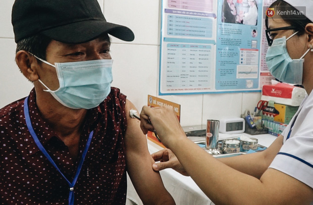Cận cảnh những mũi tiêm vaccine Covid-19 của Việt Nam cho người dân Long An-8