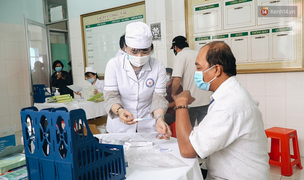 Cận cảnh những mũi tiêm vaccine Covid-19 của Việt Nam cho người dân Long An-9