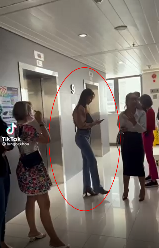 Người qua đường bắt gặp Hồ Ngọc Hà đứng chờ thang máy, vóc dáng ngoài đời thật sao lại khác lạ thế này-1