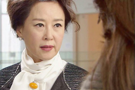 Tôi phát điên khi biết lý do mẹ chồng thân với cô hàng xóm