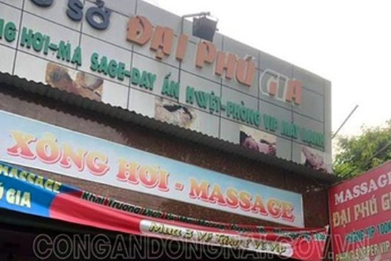 Bắt quả tang nữ nhân viên khỏa thân phục vụ khách ở tiệm massage