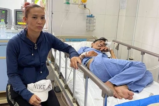 Bà xã kém 32 tuổi giải thích lý do không kề cận khi NS Thương Tín bị đột quỵ, tiết lộ cuộc sống hôn nhân vô cùng khó khăn