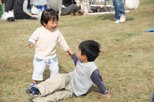 Bé gái 7 tuổi bị bạn bè tẩy chay vì mặc đồ sang chảnh, người mẹ bừng tỉnh sở thích của mình đã tổn hại đến con-3