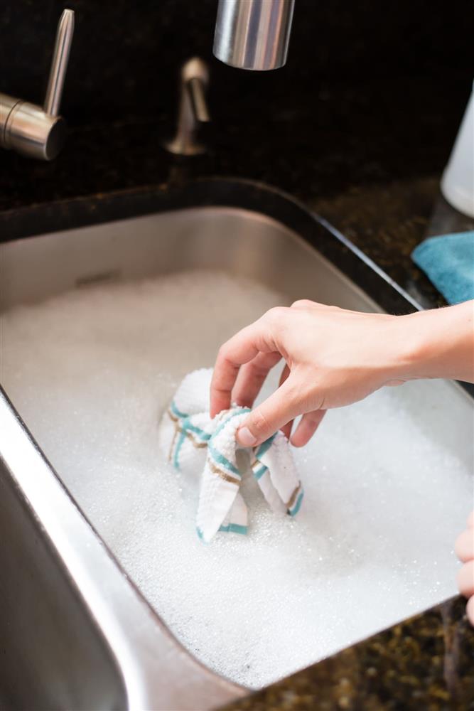 Làm thế nào để làm sạch và khử trùng mặt bàn đá trong bếp? Ai cũng tưởng đơn giản nhưng lại có những cấm kỵ ít người biết!-4