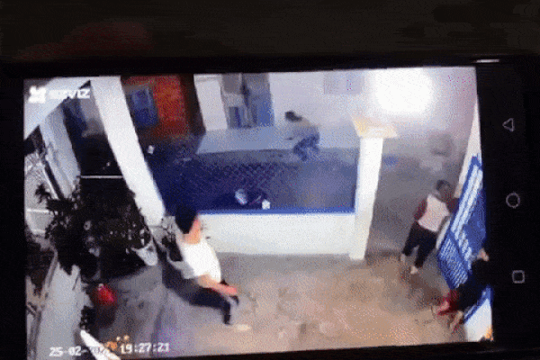 Clip: Người phụ nữ bất ngờ bị tưới xăng thiêu sống, ngọn lửa ngùn ngụt khiến tất cả kinh hãi