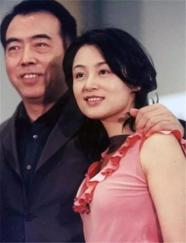 Mỹ nhân Cbiz lấy chồng đũa lệch về nhan sắc: Người bỏ qua Tạ Đình Phong, Trương Quốc Vinh để ở bên đạo diễn kém sắc, người cưới đại gia bị tật nguyền-4