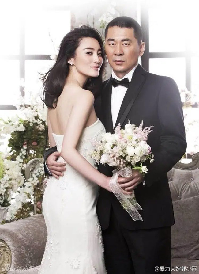 Mỹ nhân Cbiz lấy chồng đũa lệch về nhan sắc: Người bỏ qua Tạ Đình Phong, Trương Quốc Vinh để ở bên đạo diễn kém sắc, người cưới đại gia bị tật nguyền-6