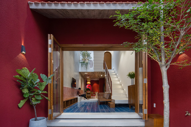 Thương mẹ 30 năm ở nhà xuống cấp, con gái xây tặng ngôi nhà ngoài đóng, trong mở cực độc ở Sài Gòn-3