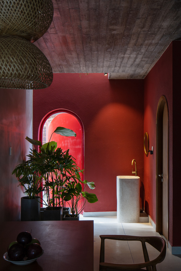 Thương mẹ 30 năm ở nhà xuống cấp, con gái xây tặng ngôi nhà ngoài đóng, trong mở cực độc ở Sài Gòn-9