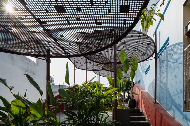 Thương mẹ 30 năm ở nhà xuống cấp, con gái xây tặng ngôi nhà ngoài đóng, trong mở cực độc ở Sài Gòn-12