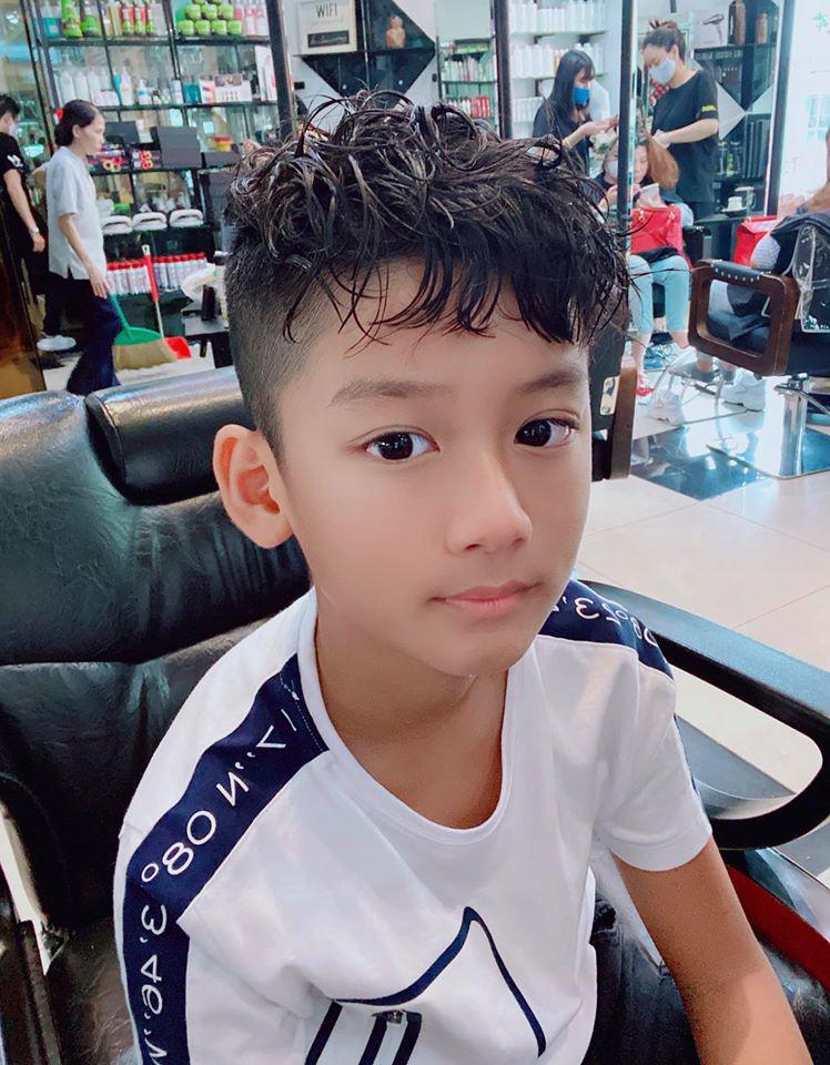 Mẹ chăm kỹ đến mức 6 tuổi vẫn đút cơm, con trai Lệ Quyên giờ 10 tuổi trổ mã lớn phổng phao, nhìn ảnh đoán ngay ra bí quyết-1