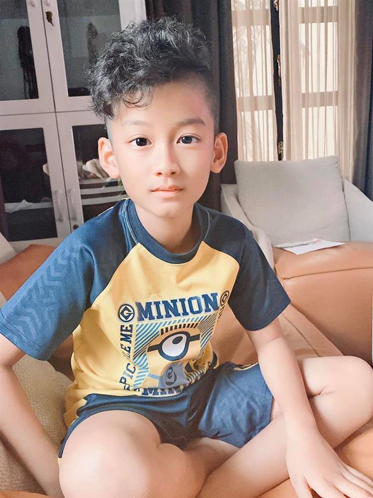 Mẹ chăm kỹ đến mức 6 tuổi vẫn đút cơm, con trai Lệ Quyên giờ 10 tuổi trổ mã lớn phổng phao, nhìn ảnh đoán ngay ra bí quyết-2