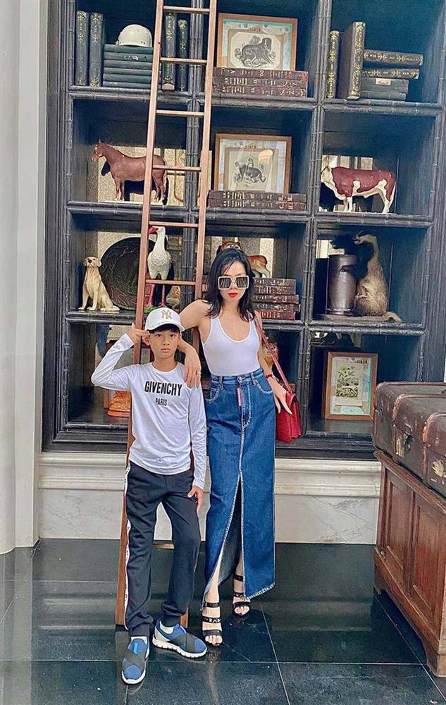 Mẹ chăm kỹ đến mức 6 tuổi vẫn đút cơm, con trai Lệ Quyên giờ 10 tuổi trổ mã lớn phổng phao, nhìn ảnh đoán ngay ra bí quyết-4