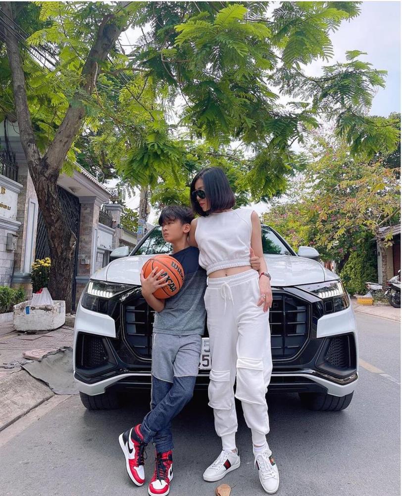 Mẹ chăm kỹ đến mức 6 tuổi vẫn đút cơm, con trai Lệ Quyên giờ 10 tuổi trổ mã lớn phổng phao, nhìn ảnh đoán ngay ra bí quyết-5