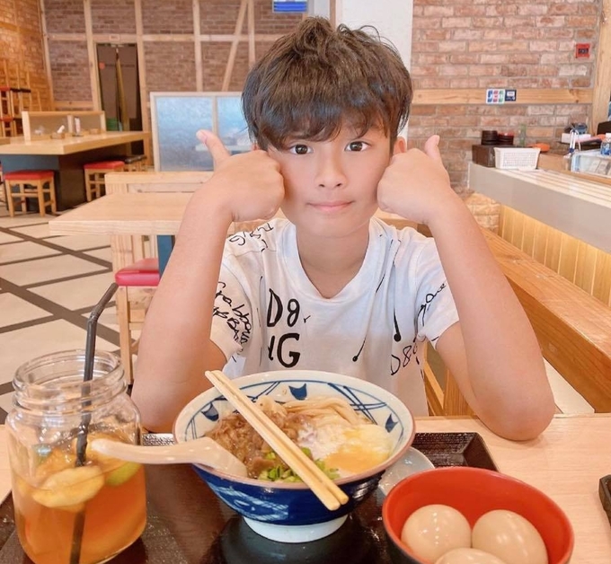 Mẹ chăm kỹ đến mức 6 tuổi vẫn đút cơm, con trai Lệ Quyên giờ 10 tuổi trổ mã lớn phổng phao, nhìn ảnh đoán ngay ra bí quyết-15