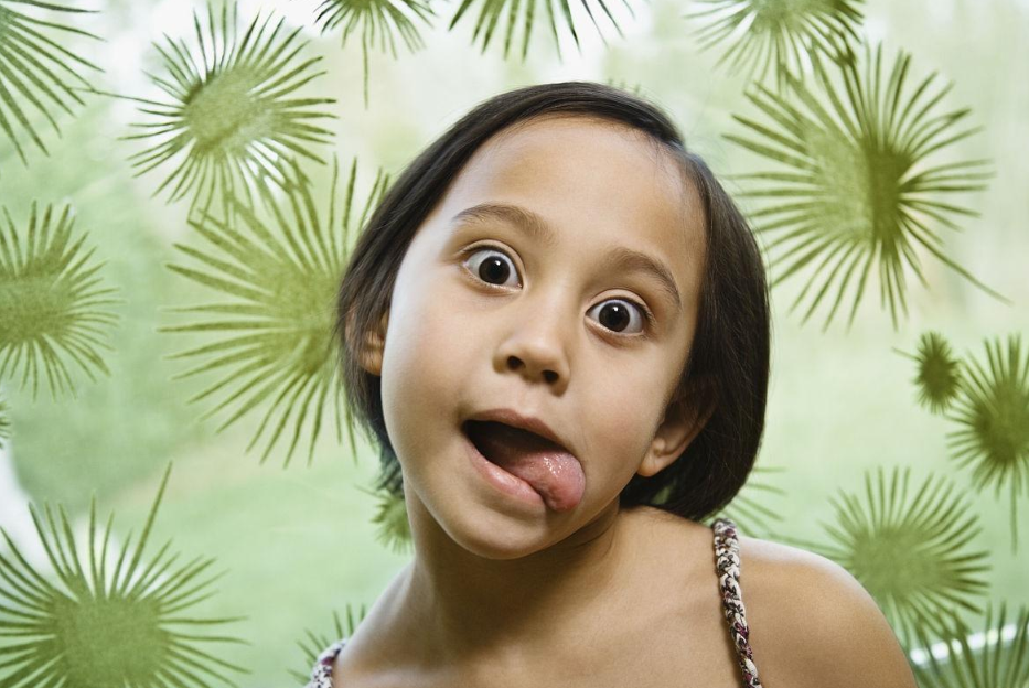 Thấy con thích lè lưỡi mẹ tưởng bình thường đến khi bác sĩ chỉ ra bệnh lý nguy hiểm gia đình mới tá hỏa đi chạy chữa-4