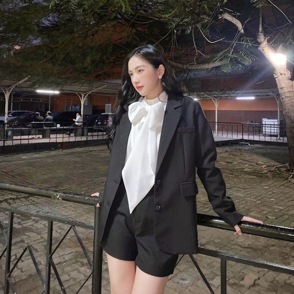 Học sao Việt diện đồ đen trắng vừa đơn giản lại trendy-5