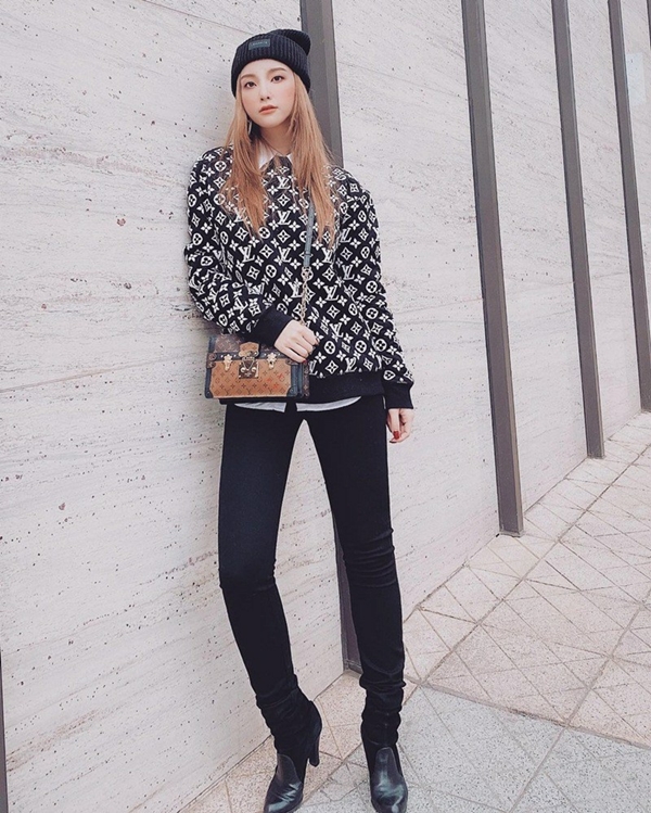 Học sao Việt diện đồ đen trắng vừa đơn giản lại trendy-7