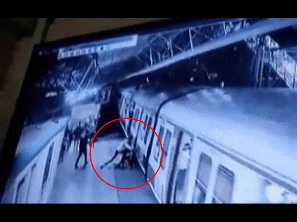 Bị cự tuyệt lời cầu hôn, gã đàn ông xô đẩy cô gái vào đoàn tàu đang lao đi vun vút, phản ứng của những người chứng kiến mới thật đáng xấu hổ-1