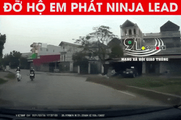 CLIP: Nữ ninja Lead ngã lăn ra giữa đường và khoảnh khắc suýt chết trước đầu ô tô khiến ai nấy bủn rủn