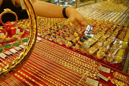 Vàng bị bán tháo