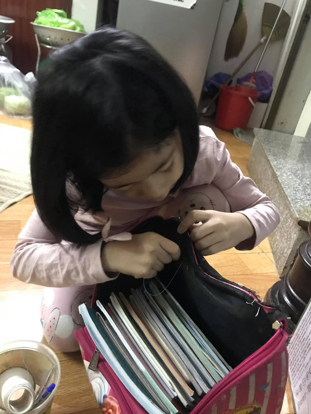 Cô bé 6 tuổi tự khâu cặp sách bị hỏng, nghe người mẹ giải thích mới thấy đáng yêu quá chừng!-1