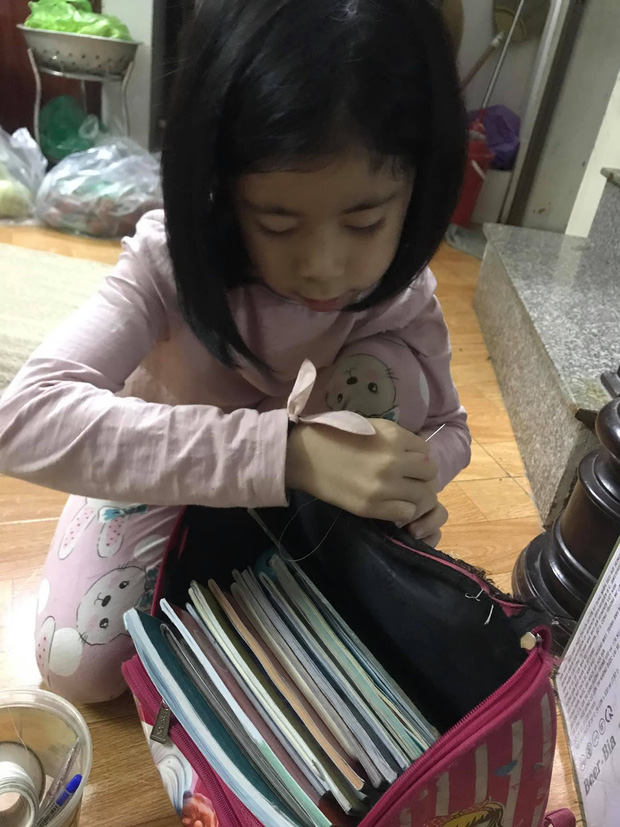 Cô bé 6 tuổi tự khâu cặp sách bị hỏng, nghe người mẹ giải thích mới thấy đáng yêu quá chừng!-2