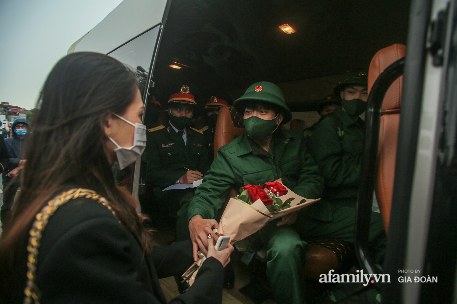 Xúc động: Cô giáo tương lai vượt hơn 1.000km ra Hà Nội tiễn người yêu lên đường nhập ngũ-4