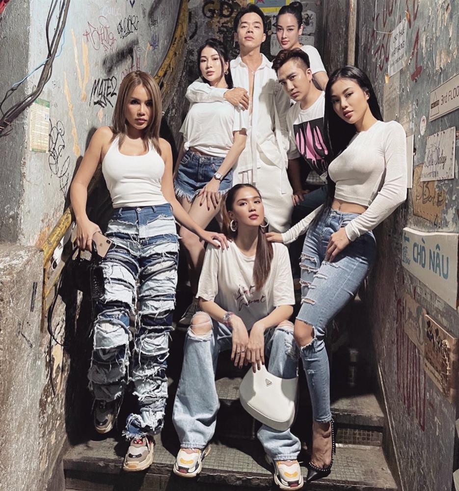 Chỉ trong phút mốt Ngọc Trinh biến chiếc áo phông lùng bùng thành crop top sexy khoe eo tuyệt đỉnh-1