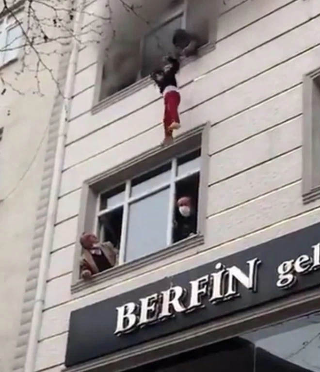 Tòa nhà bốc cháy ngùn ngụt, mẹ ném 4 con từ tầng 3 xuống đất mặc lời can ngăn, cảnh hiện trường khiến tất cả mọi người đứng tim-1