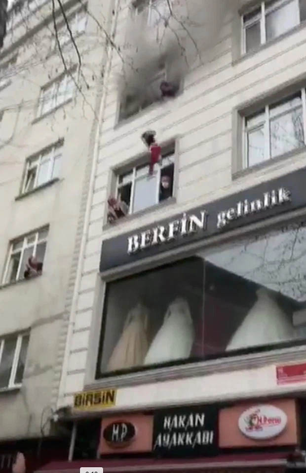 Tòa nhà bốc cháy ngùn ngụt, mẹ ném 4 con từ tầng 3 xuống đất mặc lời can ngăn, cảnh hiện trường khiến tất cả mọi người đứng tim-3