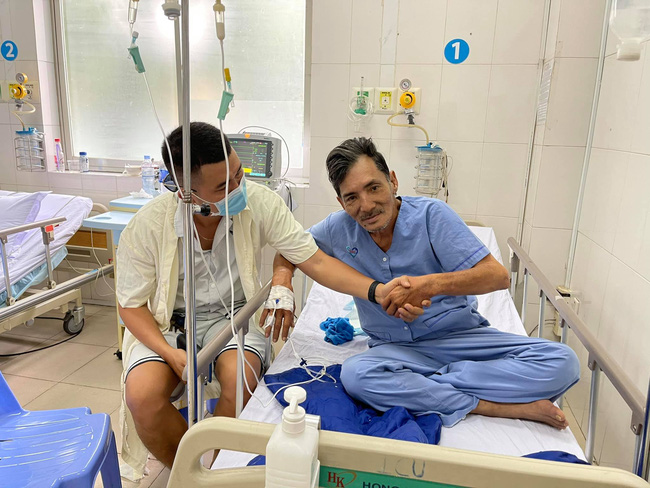 Hình ảnh mới nhất của diễn viên Thương Tín: Sức khỏe đã ổn, có thể ngồi ăn và nói chuyện được-1