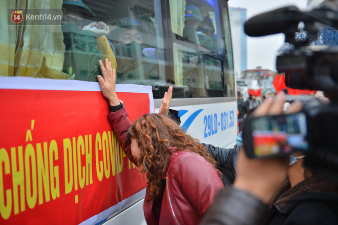 Ảnh: Cha mẹ bịn rịn khóc nức nở, cố với theo cửa kính ô tô tạm biệt các tân binh lên đường nhập ngũ-5