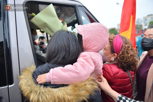 Ảnh: Cha mẹ bịn rịn khóc nức nở, cố với theo cửa kính ô tô tạm biệt các tân binh lên đường nhập ngũ-11