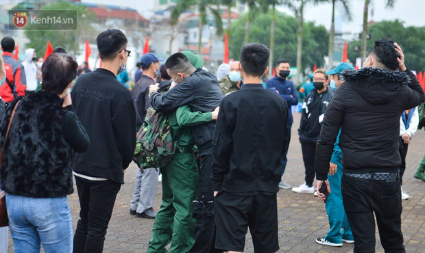 Ảnh: Cha mẹ bịn rịn khóc nức nở, cố với theo cửa kính ô tô tạm biệt các tân binh lên đường nhập ngũ-14