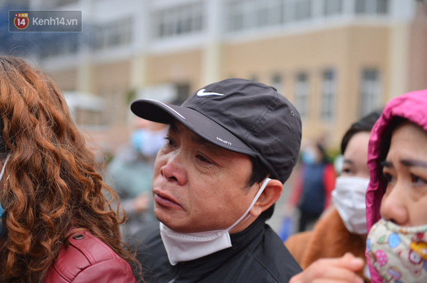 Ảnh: Cha mẹ bịn rịn khóc nức nở, cố với theo cửa kính ô tô tạm biệt các tân binh lên đường nhập ngũ-8