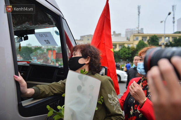 Ảnh: Cha mẹ bịn rịn khóc nức nở, cố với theo cửa kính ô tô tạm biệt các tân binh lên đường nhập ngũ-9