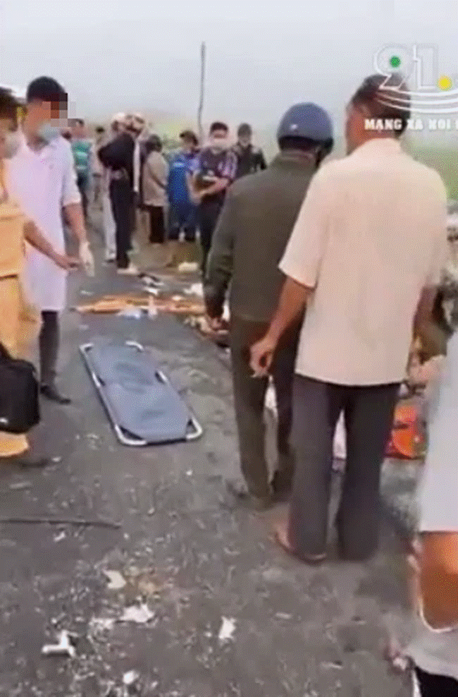 Clip: Xe tải đâm xe khách đi lễ chùa, nhiều người thương vong-1