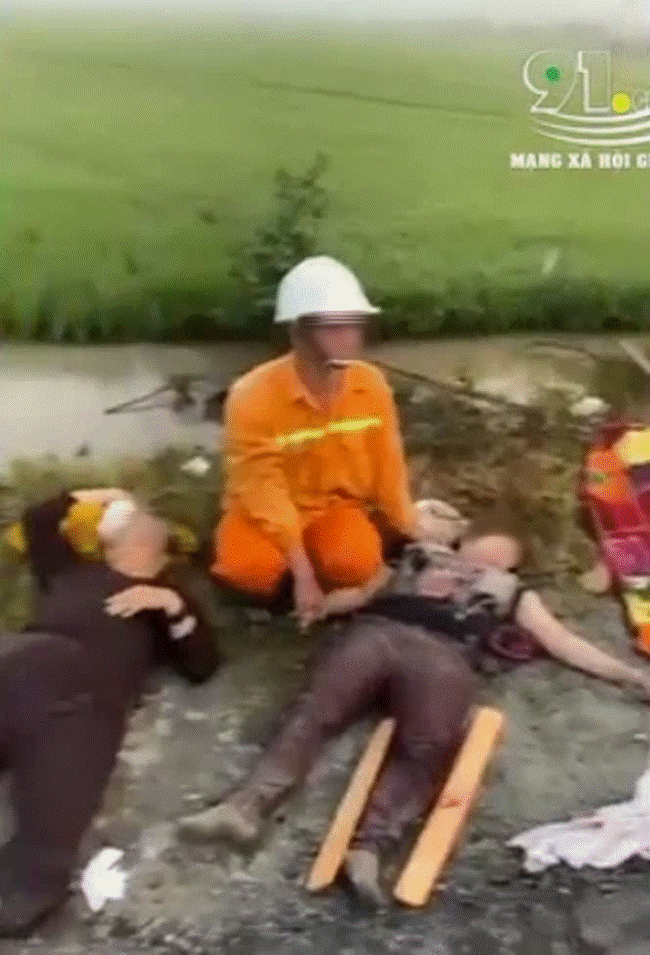 Clip: Xe tải đâm xe khách đi lễ chùa, nhiều người thương vong-2