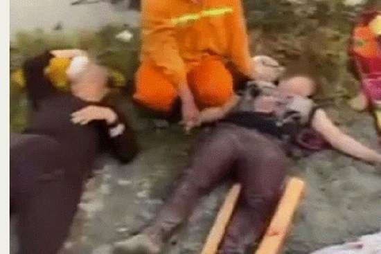 Clip: Xe tải đâm xe khách đi lễ chùa, nhiều người thương vong