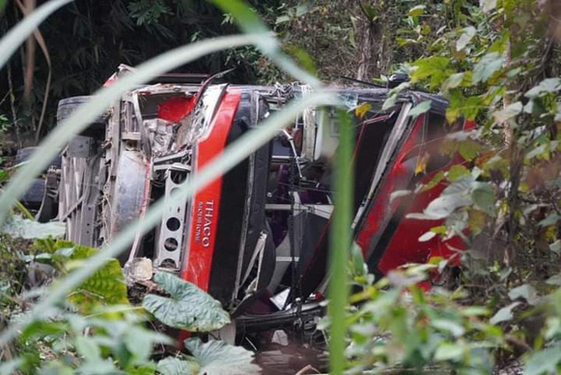 Xe khách giường nằm lao xuống vực ở Tuyên Quang, 1 người tử vong-1