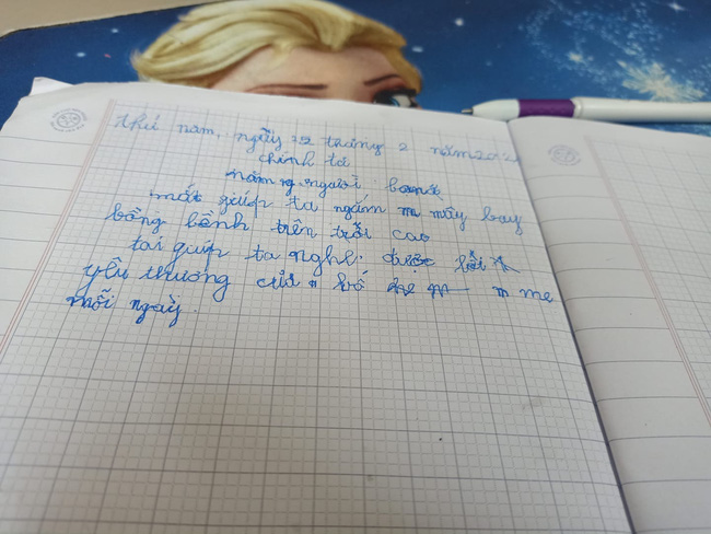 Mẹ than buồn nẫu ruột vì cả học kỳ mà con vẫn viết chữ quá xấu, ai ngờ nhận loạt hình ảnh đồng cảm, ảnh cuối đúng thật dễ sang chấn tâm lý-5