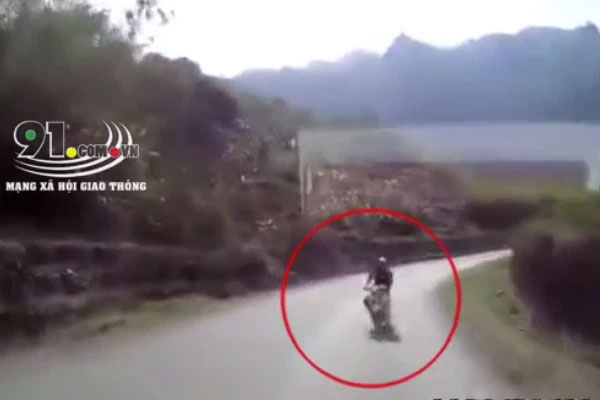 Clip: Phóng motor 1000 phân khối, nam thanh niên chở theo bạn gái đâm trực diện xe khách tử vong-1