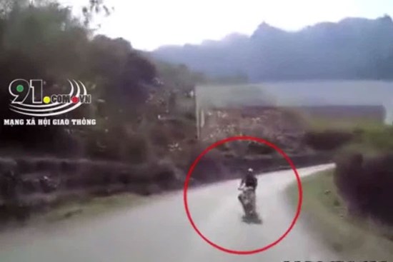 CLIP: Thanh niên chạy xe máy tốc độ cao đâm trực diện ô tô tải trên đường đèo