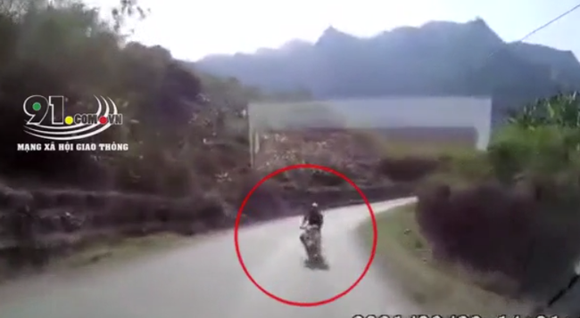 CLIP: Thanh niên chạy xe máy tốc độ cao đâm trực diện ô tô tải trên đường đèo-1