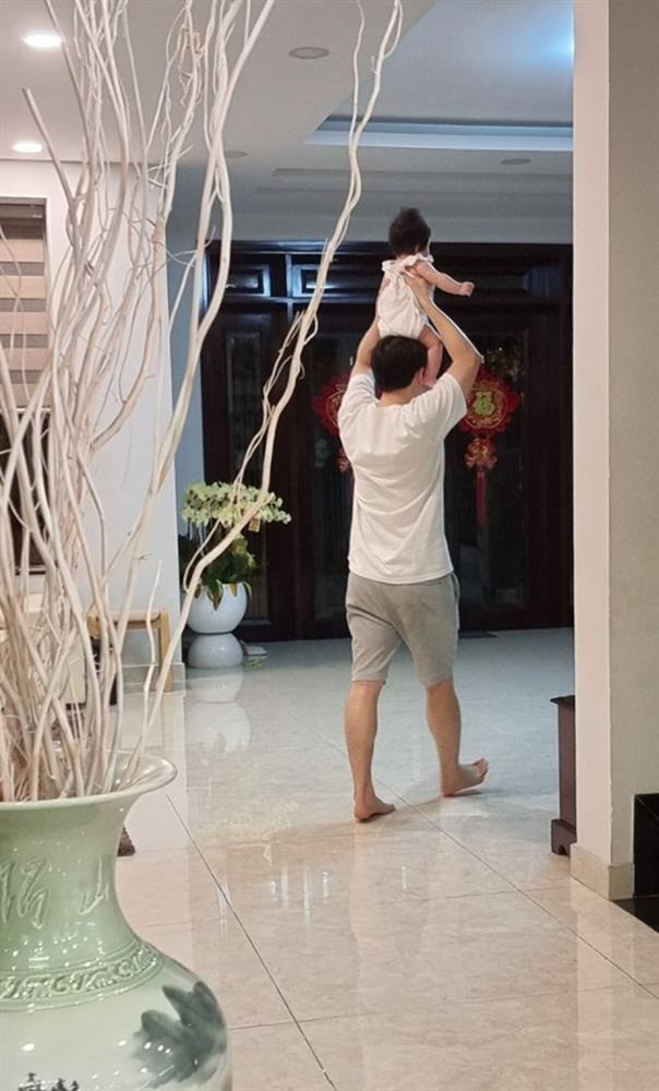 Đông Nhi tung ảnh siêu cưng của Ông Cao Thắng và con gái, tuyên bố thế lực nhí Winnie mới chính là nóc nhà-1