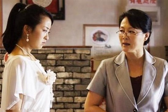 Tiểu tam đến tận nhà bắt nạt vợ, mẹ chồng vỗ tay khen tới tấp nhưng lại làm hành động này khiến cô ta chạy mất dép