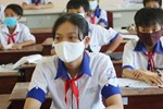 Ngày đầu tiên đi học sau 1 tháng nghỉ Tết: Học sinh chạy vội vì trễ giờ, khẩu trang kín mít vào lớp, dừng các hoạt động dưới sân trường-15